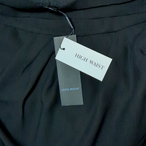 Vero Moda size small black mini skirt - Picture 3 of 3